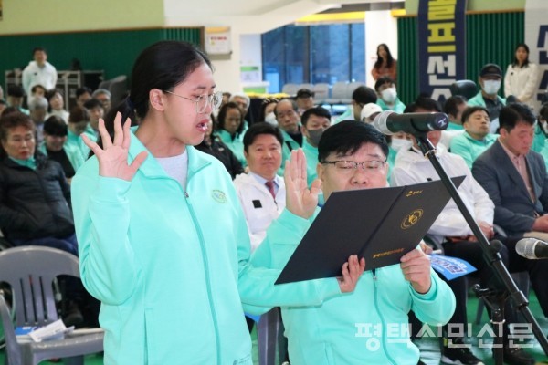 4월 11일 열린  평택시장애인선수단 출정식에서 탁구 심재문 선수와 육상 최소영 선수(왼쪽)가 대표 선서도 진행하고 있다