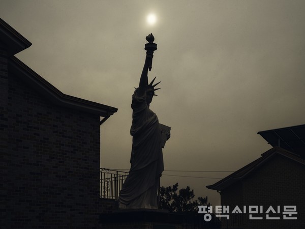 평택의 소장품전에서는 사진작가 황혜인이 기록한 ‘안정리 풍경’ 등 평택시문화재단의 소장품들을 감상할 수 있다.