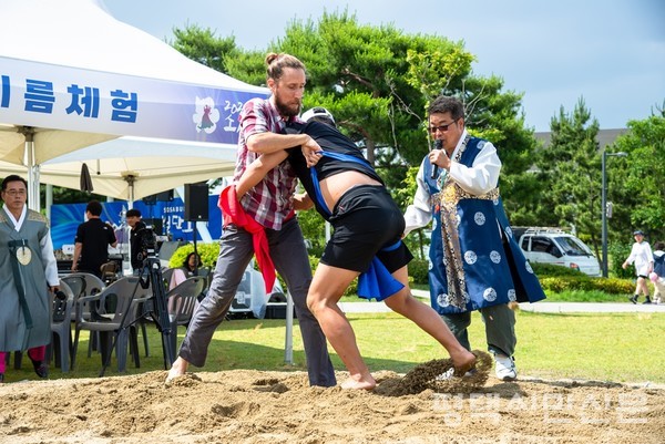 2024년 열린 소사벌단오제 시민경연대회마당에 참가한 시민들이 씨름을 겨루고 있다.