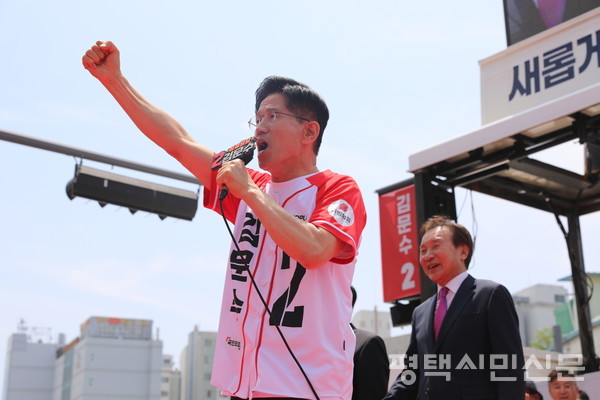 5월 26일 송탄 K-55 미군기지 정문 앞에서 국민의힘 김문수 후보가 지지자들의 환호에 손을 들어 답하고 있다.