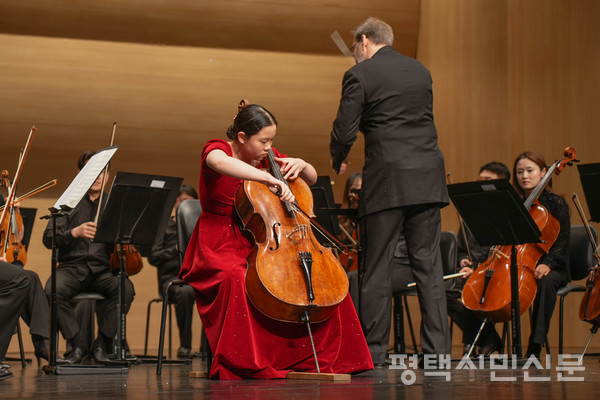 24일 열린 평택학생음악경연대회 수상자 연주회에서 최우수상을 받은 현악 부문 오단비 학생이 평택하모니챔버오케스트라와 협연하고 있다.