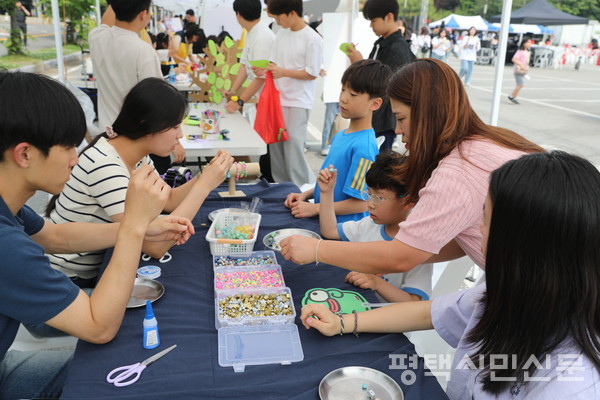 마이스터고 동아리 에코레인저가 운영한 손목에 자연을 담다 부스에 청소년들이 참여해 비즈팔찌 만들기 체험을 하고 있다.
