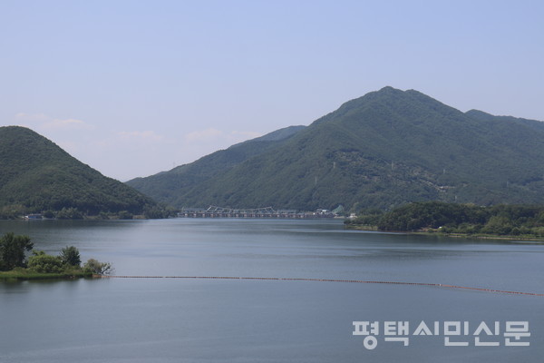 경기도수자원본부 9층 팔당전망대에서 바라본 팔당호 멀리 팔당댐이 보인다.