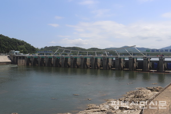 하남시 검단산과 남양주시 예봉산 사이를 흐르는 한강을 막아 설치한 팔당댐