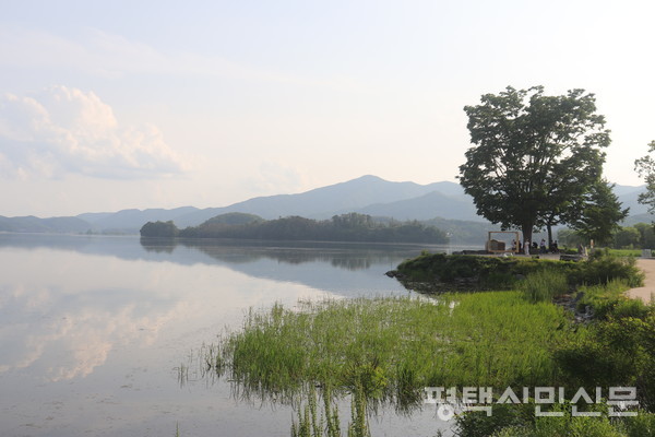 남한강과 북한강 물이 만나 한몸이 되는 양평군 두물머리 나루터에서 예봉산 산그림자도 하얀 구름과 어울린다.