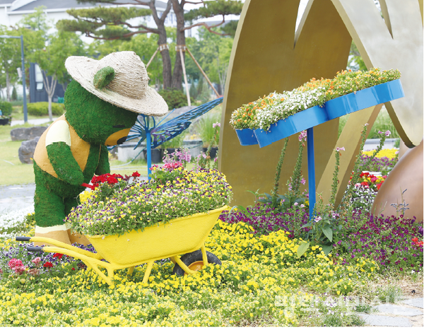 평택시 농업생태원 상징공원에 토피어리가 장식돼 있다.