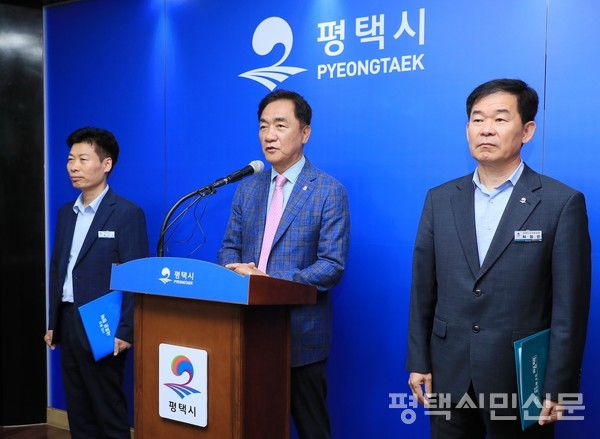 정장선 평택시장이 16일 언론브리핑을 열고 평택 고덕신도시 내 국제학교를 운영할 학교법인으로 미국 애니라이트스쿨(Annie Wright Schools)을 최종 선정했다고 발표하고 있다.