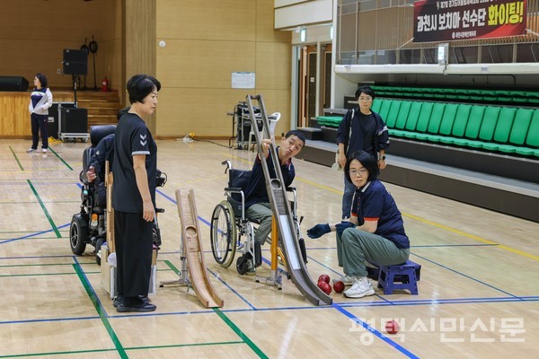 ‘제7회 경기도어울림체육대회 2025 평택’이 6월 21~22일 평택시 일원에서 열렸다. 사진은 보치아 종목에 출전한 평택시 홍호태, 김해연 선수의 모습.