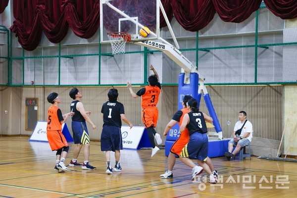 평택시 농구단 선수들이 경기를 진행하고 있는 모습.