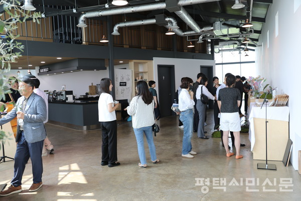 평택시와 평택산업진흥원이 주최한 청년 창업 톡톡 토크콘서트가 6월 27일 오성면 카페 공간미학에서 열렸다. 사진은 7개 기업이 참여한 개별 부스를 둘러보고 있는 참가자들의 모습.