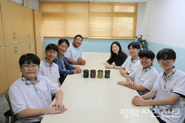 한광중 환경회복 동아리 ‘슈브(SHUV)’ 학생들은 고석윤 교장, 김아름 지도교사 등과 슈브와 커피찌꺼기로 만든 친환경 텀블러를 알리는 알림표지판을 중심으로 기념사진을 찍은 후 학교에서 일회용품 줄일 방법 등에 관해 의논했다. 