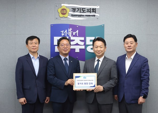 7월 1일 경기도의회에서 고영인 경기도 경제부지사가 김승원 민주당 경기도당 위원장에게 국민주권정부 국정과제 반영을 위한 경기도 현안을 건의하고 있다.