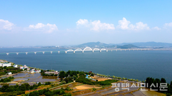 평택호는 1973년 준공된 총저수량 약 1억톤 규모의 대형 저수지로 현재 수질은 농업용수 4등급으로 확인된다. 최근 용인시 이동읍·남사읍 삼성전자 반도체 국가산단, 원삼면 SK하이닉스공장 등이 추진되면서 하루 100만톤의 반도체 폐수가 유입될 것으로 예상돼 수질대책이 시급한 상황이다.