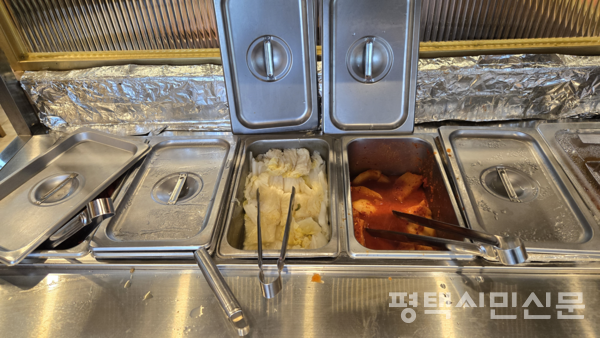 사진은 경기도 고양시 소재 A음식점에서 중국산 배추김치를 씻어 사용하면서 배달앱에 배추김치의 원산지를 국내산으로 거짓표시해 판매하고 있는 모습.