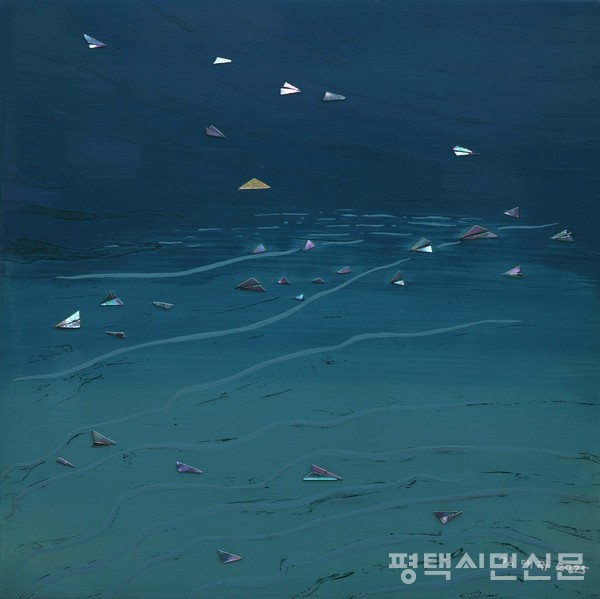 김대규 작가의 푸른바람의 기억, 50×50cm, 자개·금박·옷칠채색,2025.