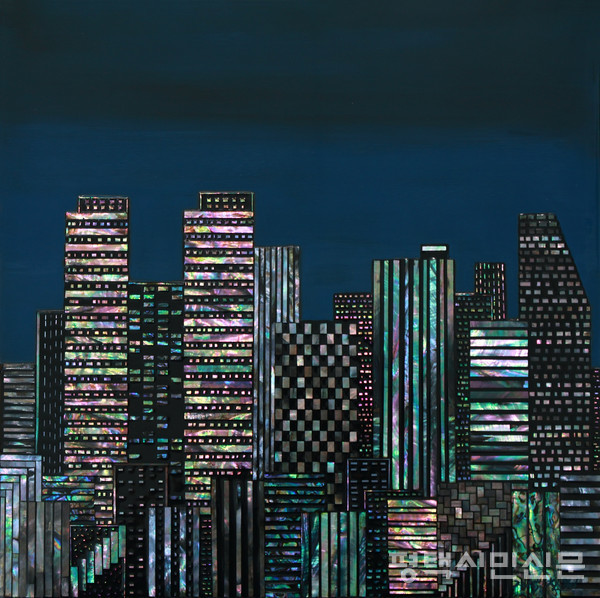 전진현 작가의 도시-숨쉬다11, 29.2x29.2cm, 자개·옷칠채색, 2025.