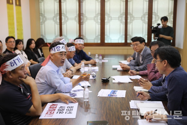 금곡리 주민 대표단이 7월 17일 시청에서 정장선 시장 등과 간담회를 갖고 ‘금곡리 폐기물 처리시설 즉시 취소’‘정장선 시장의 사과’를 촉구했다.