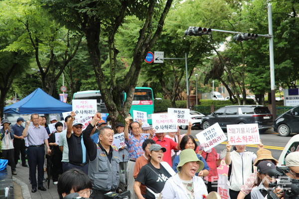 간담회에 앞서 금곡리 폐기물 반대 비상대책위원회는 7월 15일 평택시청 서문 앞에서 시민결의대회를 열었다.