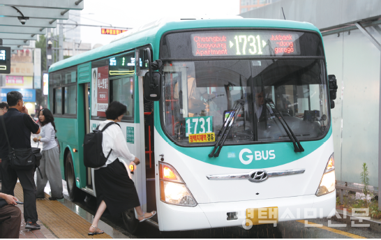 7월 14일 오후 평택역 앞 버스정류장에서 시민들이 시내버스에 타고 있다. 