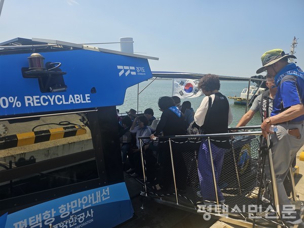 7월 9일 평택시사이버농업인연구회가 평택항 항만 안내선에 오르고 있다.