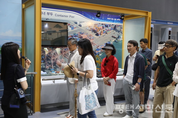7월 11일 평택시교장단이 평택호 홍보관에 방문해 해설사의 설명을 듣고 있다.