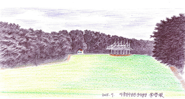 7월의 뜨거운 햇살 아래 더욱 푸르른 이충분수공원 잔디광장