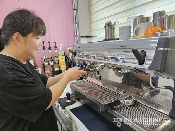 정다혜 훈련생이 바리스타 교육을 받는 모습.