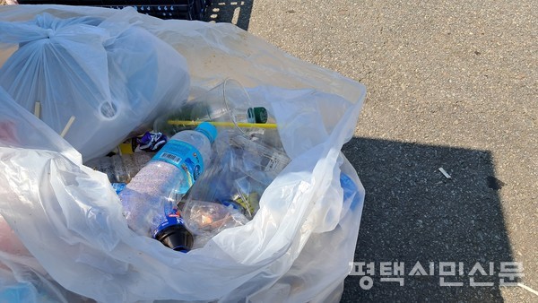 최근 공공기관이 주최한 한 행사장 주변에 분리배출을 제대로 하지 않은 쓰레기가 쌓여 있는 모습. 제공=평택녹색소비자연대