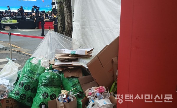 최근 공공기관이 주최한 한 행사장 주변에 분리배출을 제대로 하지 않은 쓰레기가 쌓여 있는 모습. 제공=평택녹색소비자연대