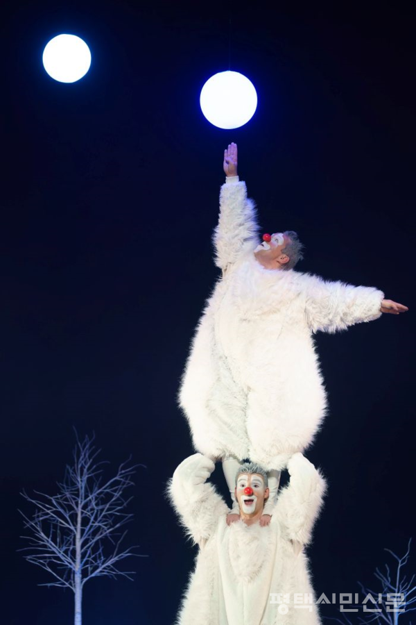 극단 ‘레 푸투쿠루’의 어린이를 위한 감성 마임 서커스 ‘글로브’의 공연 모습.