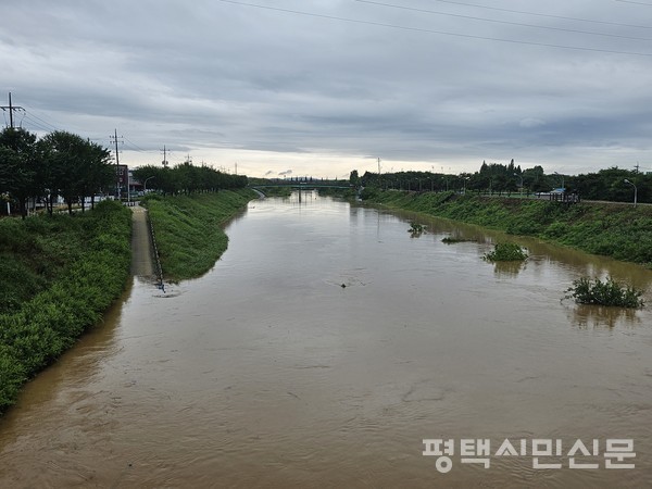 7월 16~17일 호우로 물이 불어난 통복천 모습