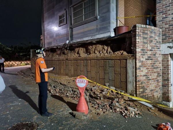 호우로 건물 외벽이 붕괴돈 팽성읍의 한 주택 모습.
