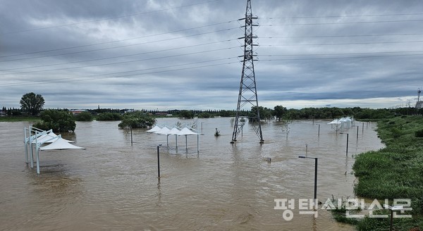 17일 오전 원평노을생태문화공원이 밤새 내린 비로 침수됐다. 시설 대부분이 물에 잠겨 시민 출입이 통제됐으며 물놀이시설의 그늘막이 이곳에 공원이 있음을 짐작하게 해준다.