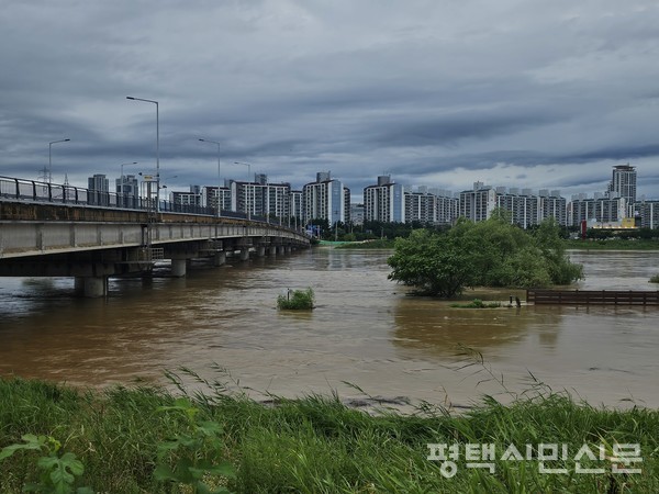 17일 10시 30분 현재 군문교 지점 수위는  6.18m로 홍수주의보 기준 수위 6m를 넘기고 있다. 