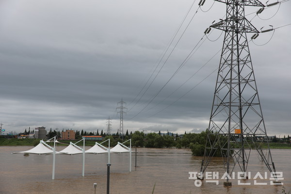 7월 16~17일 평택에 평균 184㎜의 큰비가 내려 원평노을생태문화공원이 완전 침수됐다. 시설 대부분이 물에 잠겨 시민 출입이 통제됐으며 물놀이시설의 그늘막만이 이곳에 공원이 있음을 짐작하게 해준다.