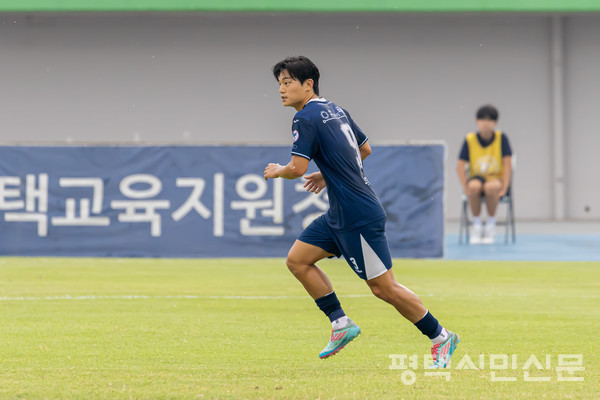 7월 19일 소사벌레포츠타운에서 열린 K4리그 2025시즌 20라운드에서 평택시티즌FC는 세종SA축구단에 3대 2 역전승을 거뒀다. 사진은 이날 결승골을 넣은 고병범이 경기를 뛰는 모습.