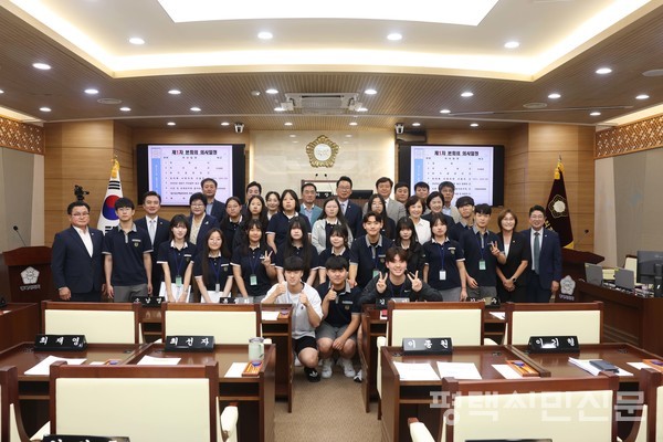 7월 21일 열린 제257회 임시회 제1차 본회의에서 의회 운영 과정을 방청한 은혜고 학생들이 평택시의원들과 기념사진을 촬영하고 있다. 