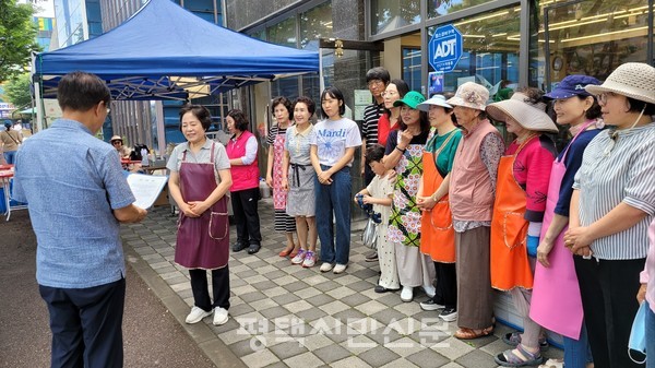 안중제일교회 박종금 장로가 6월 14일 더함장터에서 열린 안중 제일교회와 함께 하는 더함 장날 행사를 마치고 감사패를 받고 있다.