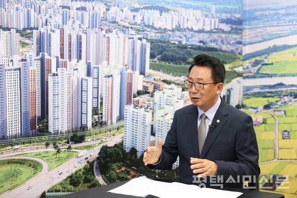 7월 24일 비전동 미디어평택 스튜디오에서 인터뷰하는 강정구 의장 모습