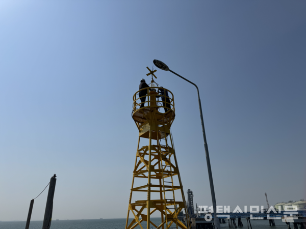 평택해수청 관계자가 사설 항로표지인 육상 등대를 점검하는 모습