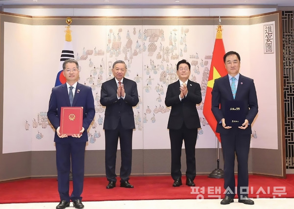 정장선 평택시장(오른쪽)과 응우옌 반 꽝 다낭시 당서기(왼쪽)가 11일 서울 용산 대통령실 청사에서 이재명 대통령과 또 럼 베트남 당 서기장이 참석한 가운데 열린 ‘우호교류합의서 교환식’에서 합의서에 성명한 뒤 기념촬영을 하고 있다. 