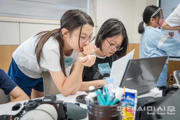 3회차 작성한 기사를 수정하고 있는 세교중 강예주, 김하랑 학생