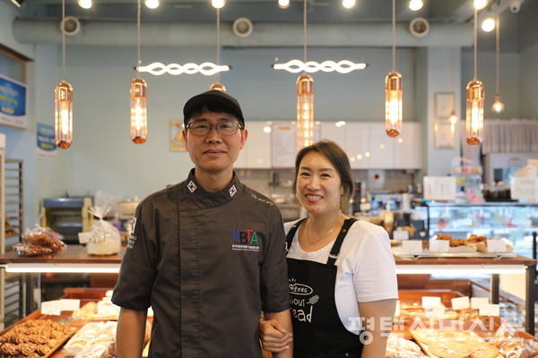 조덕엽 제과기능장 (왼쪽), 문정미 대표