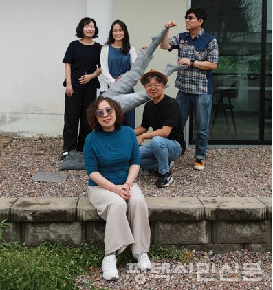 예술공작소 재생프로젝트 ‘리버스 & 리버스’는 의류 폐기물이 환경오염을 유발하는 현실을 알리고 각자의 소비 활동을 돌아보자는 예술가들의 질문과 외침을 모아낸 전시회다. 이 전시회에는 김선·양미정·천인안·배춘효·신은주 5인이 참여한다.(뒷줄 왼쪽부터 시계방향으로)