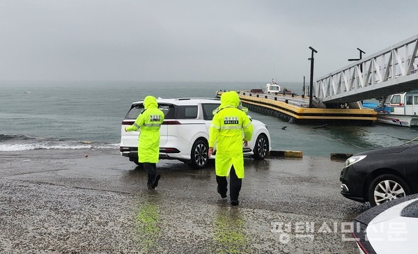 평택해경 소속 경찰관들이 침수차량을 점검하고 있다.