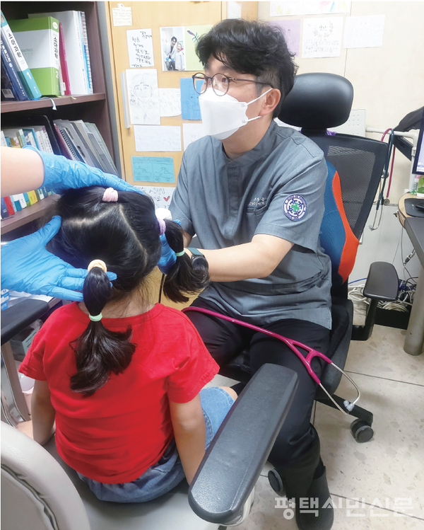 성세아이들병원은 8월 6·8일 이틀간 아동양육시설 ‘야곱의집’에서 생활하는 영유아동 27명을 대상으로 무료 건강검진을 진행했다. 사진은 이상수 병원장이 진료를 보고 있는 모습.