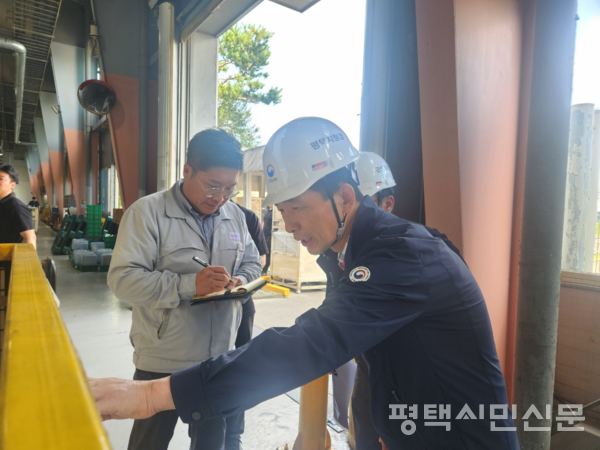 이경환 고용노동부 평택지청장(오른쪽)이 현장 점검을 진행하고 있다.  