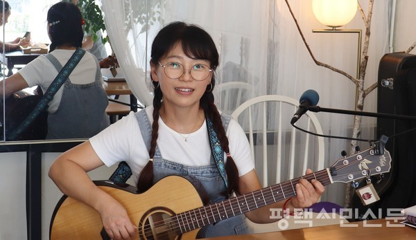 별빛나루는 김기화 사장이 직접 기타를 연주하고 노래를 부르며, 손님들도 함께 무대에 서는 ‘참여형 음악 카페’다. 