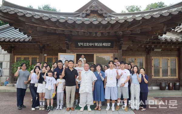 사찰음식 체험행사 참가자들이 기념사진을 찍고 있다.