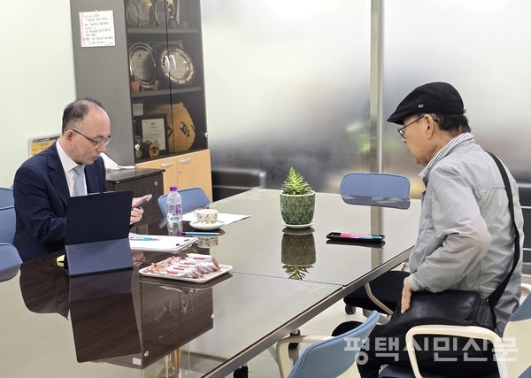 법무법인 송헌의 이준엽 대표 변호사(왼쪽)가 8월 27일 평택남부노인복지관에서 법률 상담을 진행하고 있다.